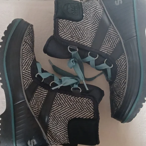 Sorel Women's Black/white and Teal Lace-Up Winter Boots. Sz 7. - Picture 5 of 10